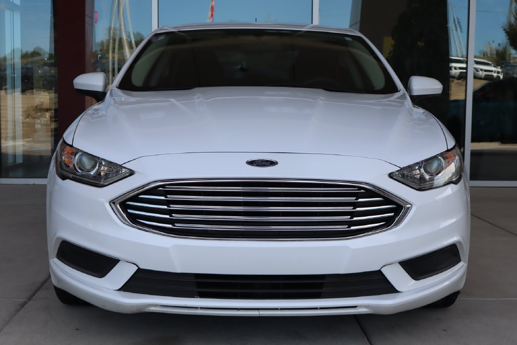 Used 2017 Ford Fusion SE w/ Fusion SE Technology Package FWD image 2