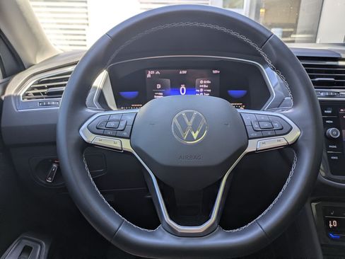 Used 2022 Volkswagen Tiguan SE AWD/4WD image 12