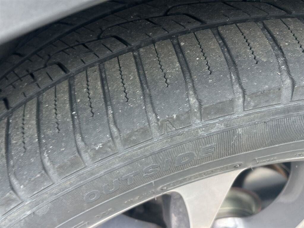 Used 2018 Chrysler Pacifica Limited w/ Tire & Wheel Group FWD image 3