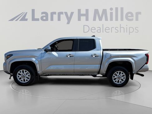 Used 2025 Toyota Tacoma SR5 AWD/4WD image 2