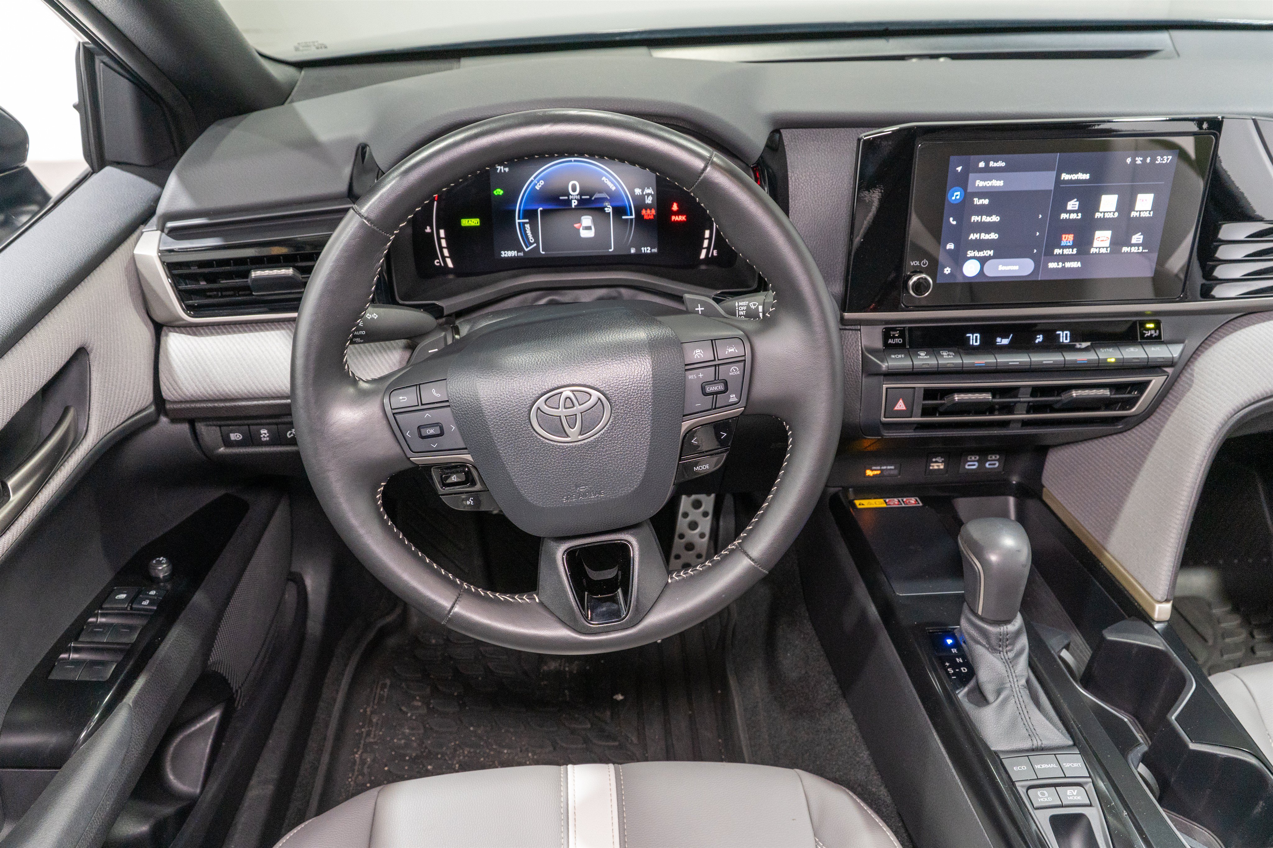 Used 2025 Toyota Camry SE FWD image 11