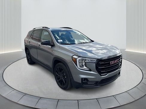 Used 2023 GMC Terrain SLT w/ Tech Package image 3