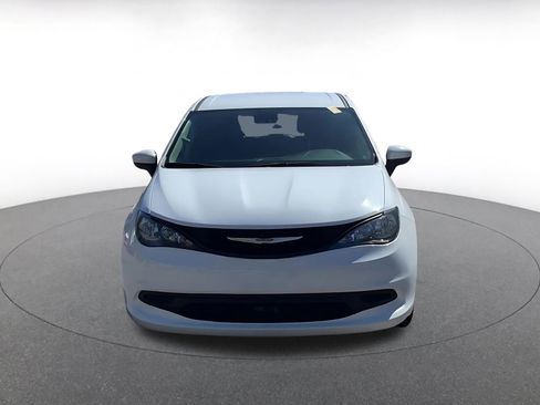 Used 2023 Chrysler Voyager LX image 3