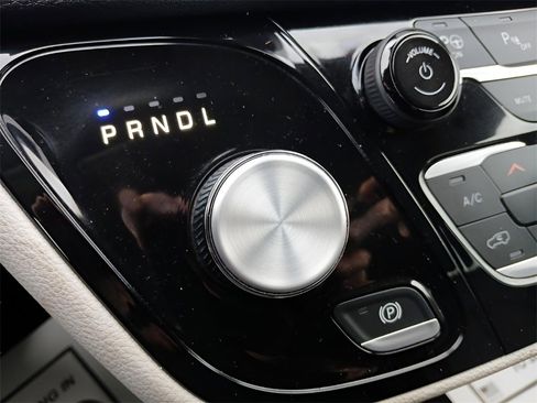 Used 2023 Chrysler Pacifica Touring-L image 25