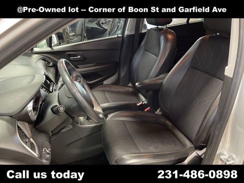 Used 2018 Chevrolet Trax LT w/ LT Convenience Package AWD/4WD image 14