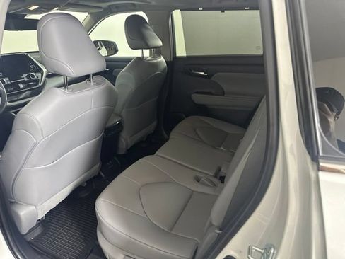 Used 2023 Toyota Highlander XLE AWD/4WD image 19
