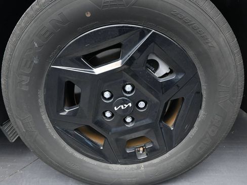 Used 2025 Kia Carnival FWD image 10