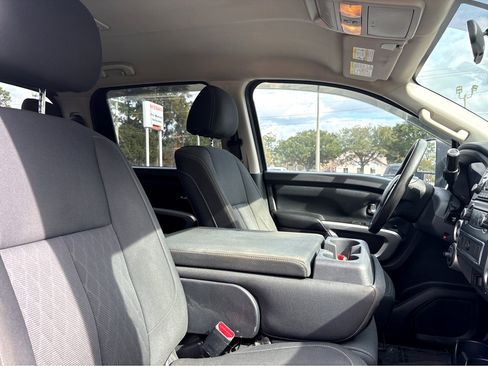 Used 2017 Nissan Titan SV image 7