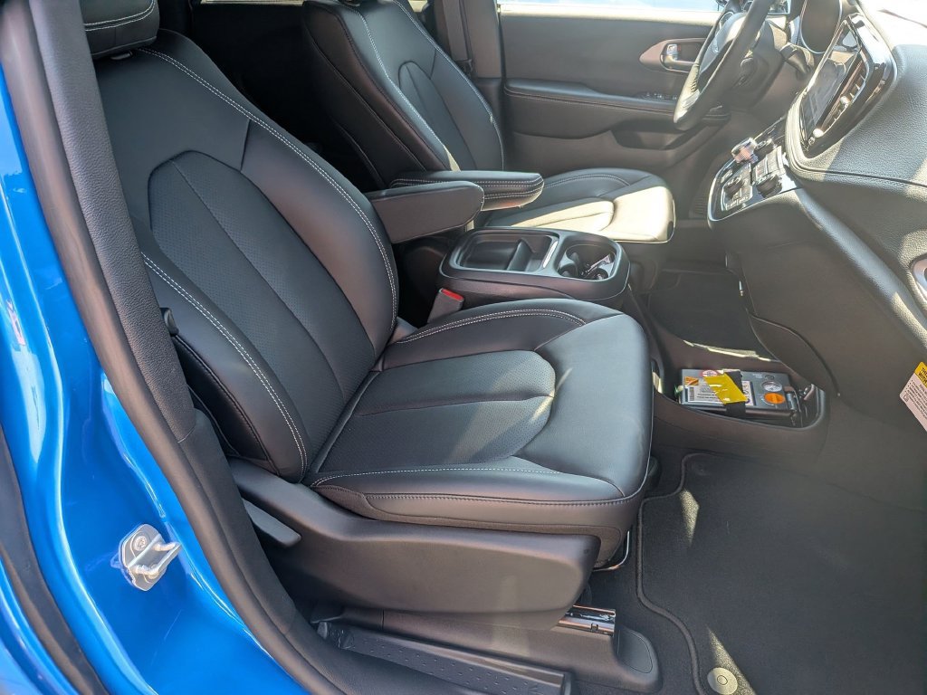 New 2027 Chrysler Pacifica Select FWD image 31