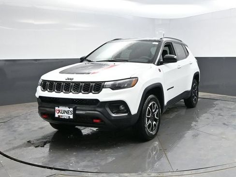 Used 2025 Jeep Compass Trailhawk AWD/4WD image 7