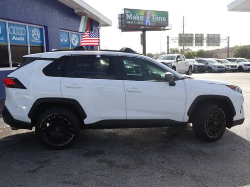 Used 2020 Toyota RAV4 LE AWD/4WD image 3