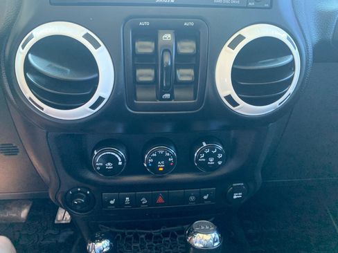Used 2015 Jeep Wrangler Unlimited Sahara AWD/4WD image 24