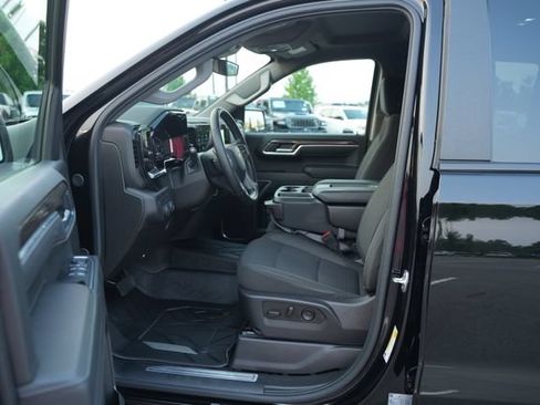 Used 2025 Chevrolet Silverado 1500 LT AWD/4WD image 12