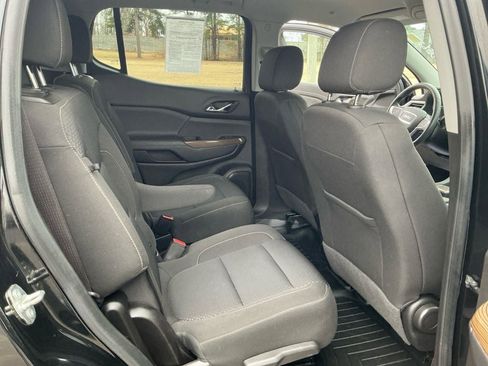 Used 2023 GMC Acadia SLE image 23