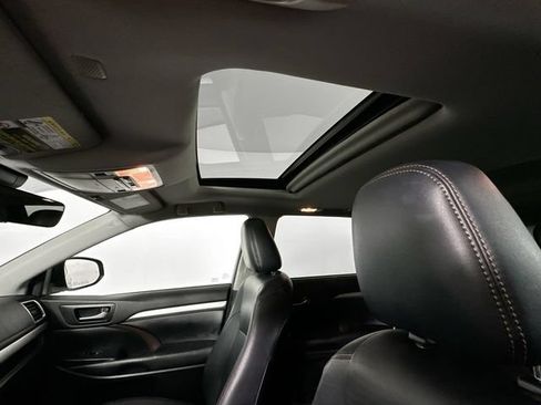 Used 2019 Toyota Highlander XLE AWD/4WD image 16