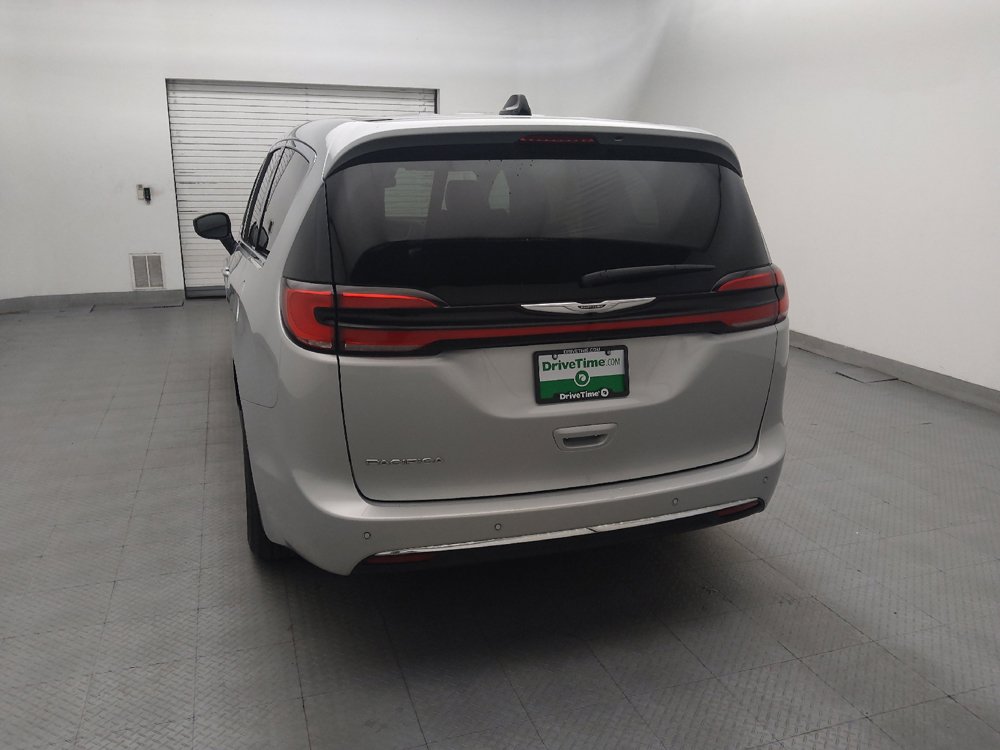 Used 2024 Chrysler Pacifica Touring-L FWD image 6