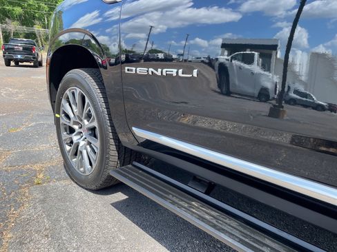 New 2026 GMC Yukon Denali w/ Denali Reserve Package AWD/4WD image 13