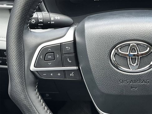 Used 2025 Toyota Highlander Platinum image 12