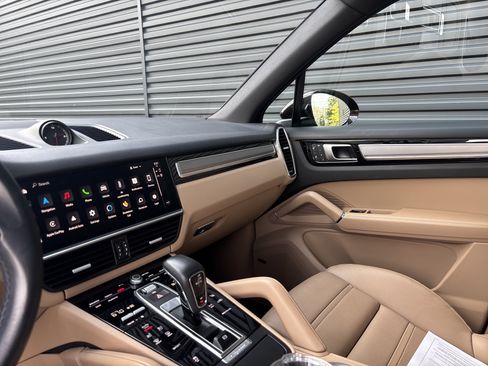 Certified 2022 Porsche Cayenne Platinum Edition image 20