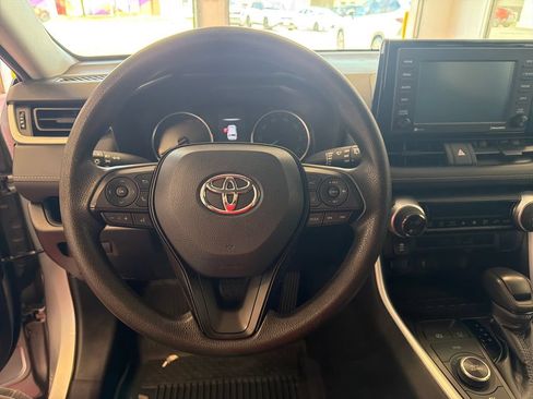 Used 2020 Toyota RAV4 LE AWD/4WD image 14