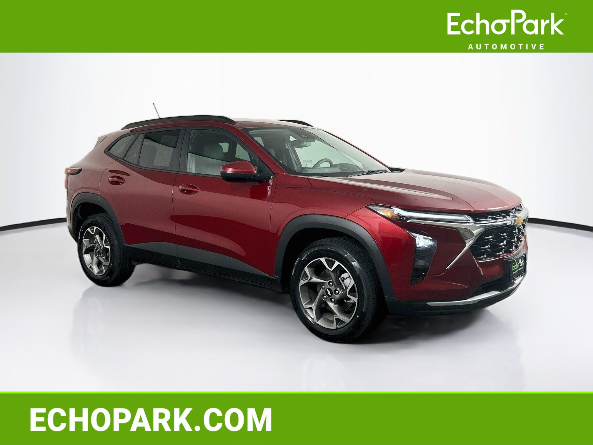 Used 2025 Chevrolet Trax LT FWD image 1