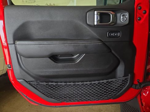 Used 2022 Jeep Wrangler Unlimited Sahara w/ Cold Weather Group AWD/4WD image 19