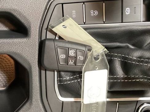 Used 2025 Volkswagen Jetta SE w/ Sunroof Package image 23