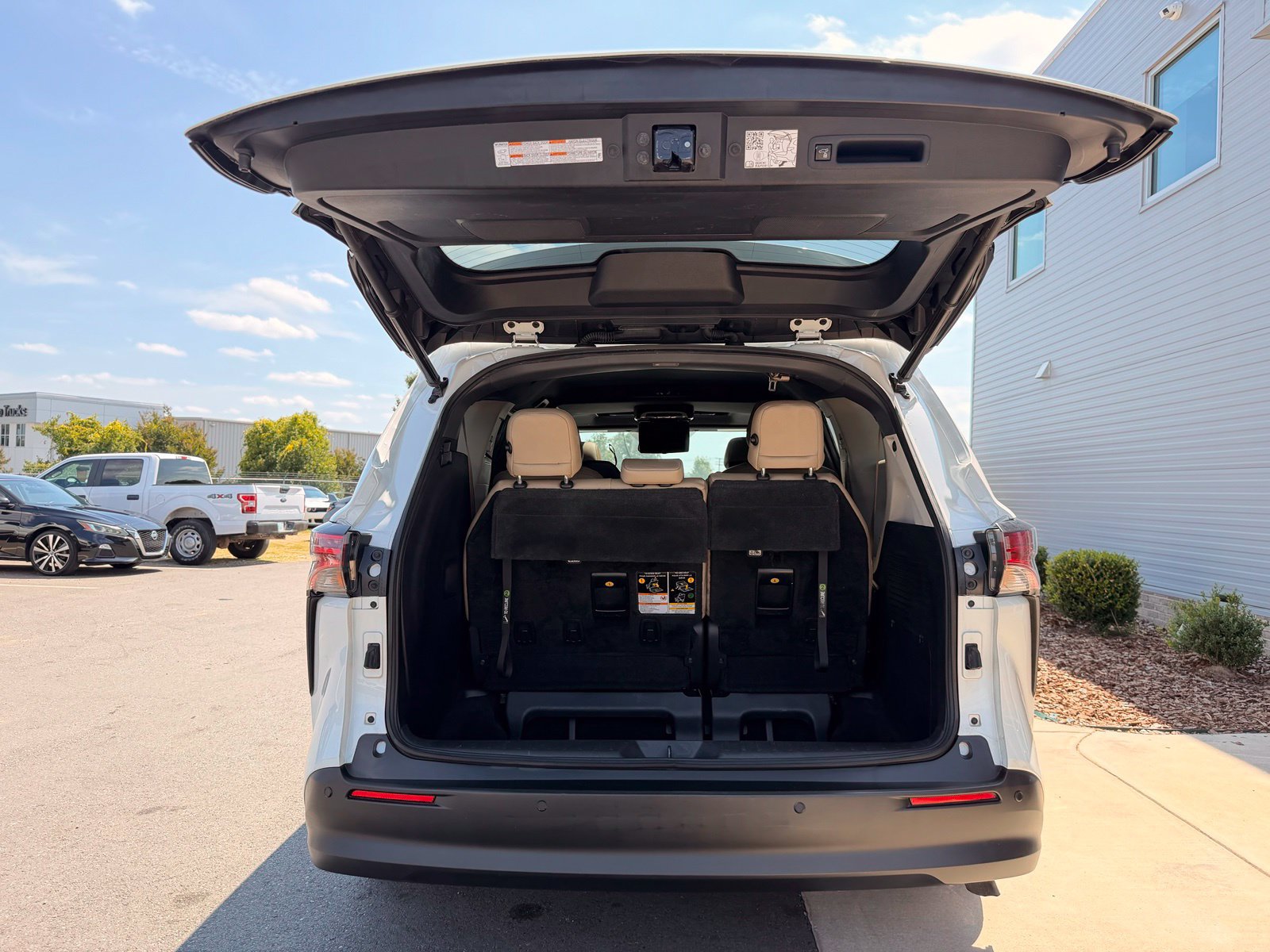 Used 2021 Toyota Sienna XLE FWD image 47