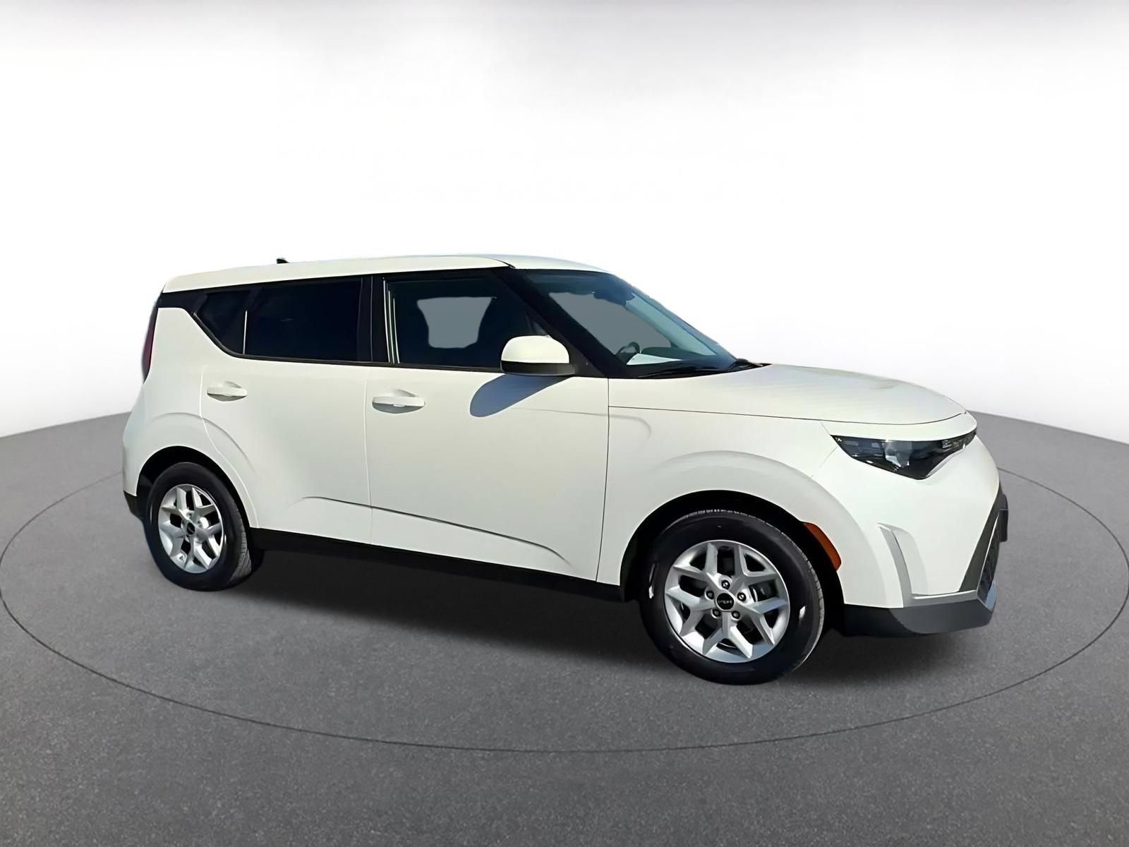 Used 2025 Kia Soul LX w/ LX Technology Package FWD image 2