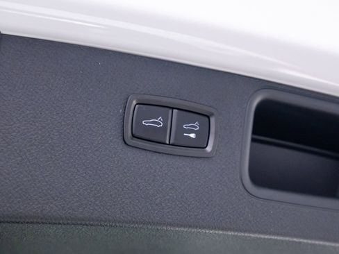 Certified 2025 Porsche Macan image 28