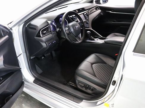 Used 2019 Toyota Camry SE image 2
