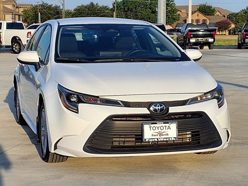 Used 2025 Toyota Corolla LE w/ LE Premium Package FWD image 2