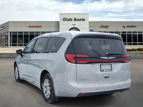 Used 2024 Chrysler Pacifica Touring-L image 3