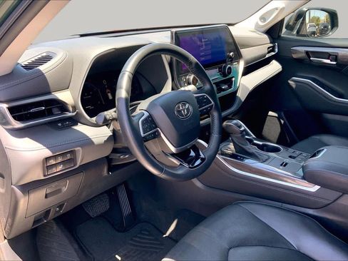 Used 2023 Toyota Highlander Limited FWD image 18