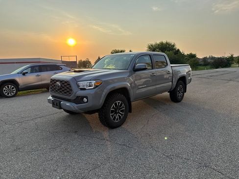 Used 2021 Toyota Tacoma TRD Sport AWD/4WD image 11