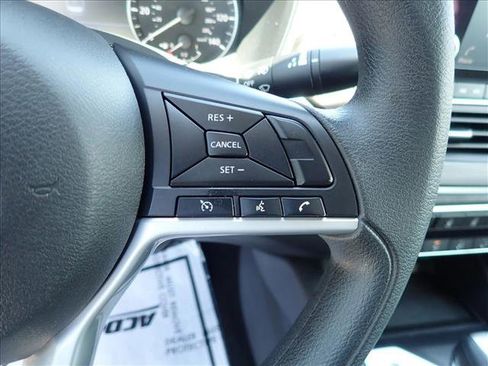 Used 2025 Nissan Altima 2.5 SV FWD image 14