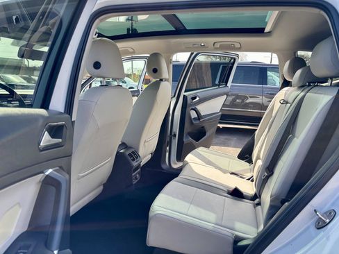 Used 2018 Volkswagen Tiguan SEL AWD/4WD image 15