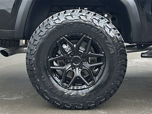 Used 2024 GMC Canyon AT4X image 11