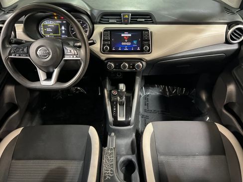 Used 2021 Nissan Versa SV image 3