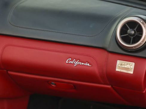 Used 2010 Ferrari California RWD image 27