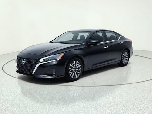 Used 2025 Nissan Altima 2.5 SV FWD image 3