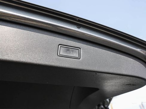 Used 2022 Volkswagen Tiguan SE AWD/4WD image 25