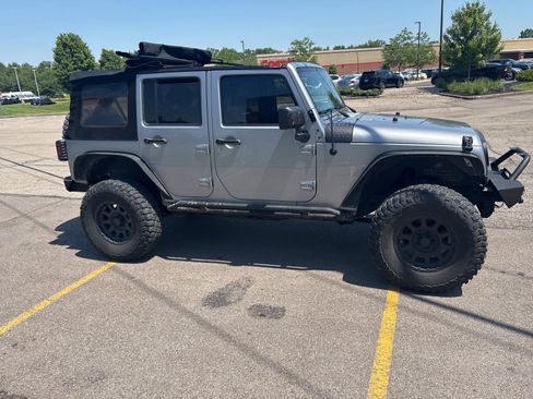 Used 2015 Jeep Wrangler Unlimited Sahara w/ Connectivity Group AWD/4WD image 13