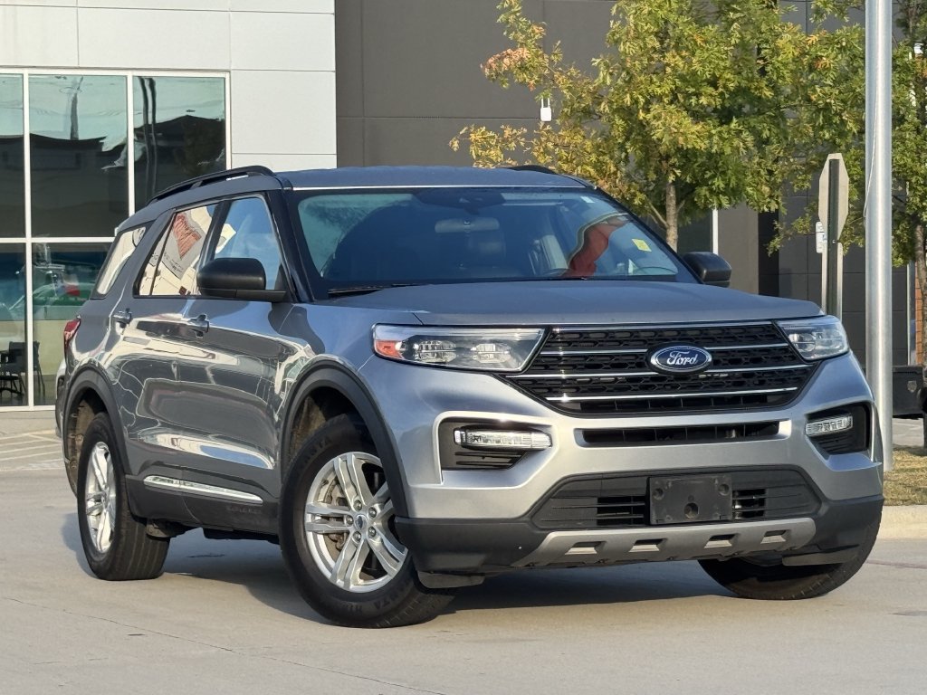 Used 2023 Ford Explorer XLT w/ Equipment Group 202A AWD/4WD image 2