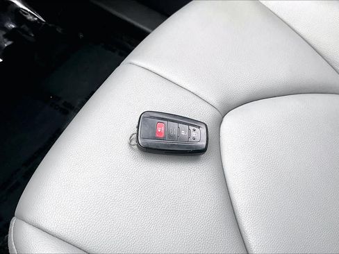 Used 2023 Toyota Highlander XLE FWD image 15