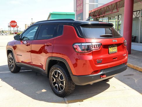 Used 2025 Jeep Compass Trailhawk AWD/4WD image 13