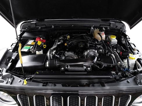 Used 2022 Jeep Wrangler Unlimited Sahara AWD/4WD image 7