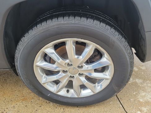 Used 2019 Jeep Cherokee Limited w/ Technology Group image 5