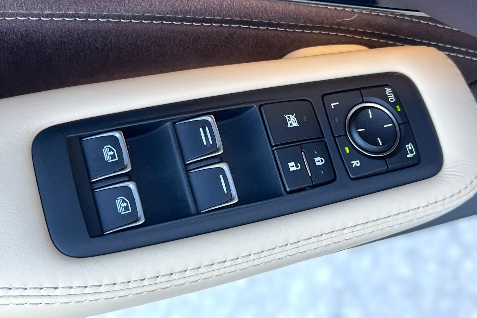 Used 2020 Lexus LS 500h w/ Luxury Package RWD image 13