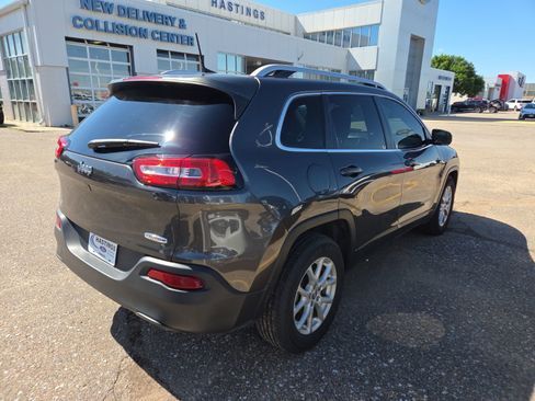 Used 2017 Jeep Cherokee Latitude FWD image 9